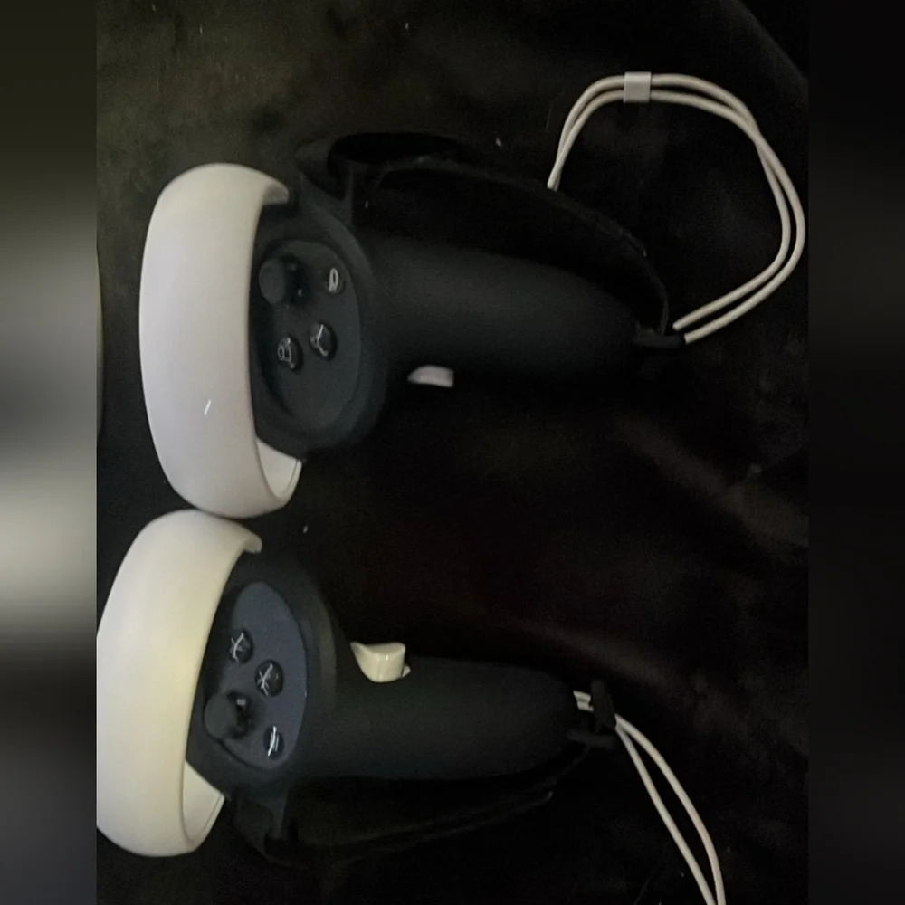 Oculus Quest 2 - White With Black Hand Grips And Grey Case